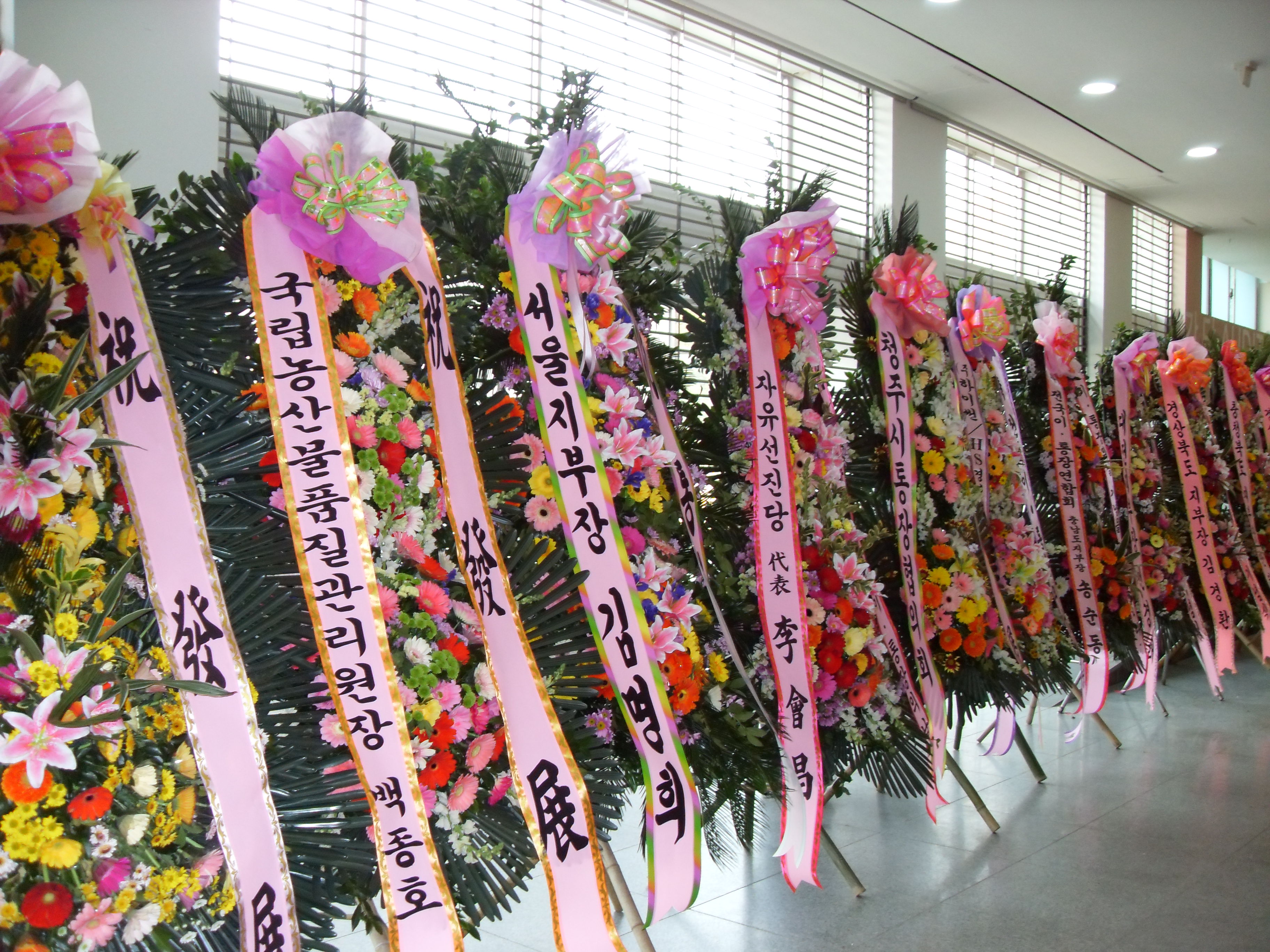 2010년 12월14일 오전 서울 종로구 세종로 경복궁 내 국립민속박물관 강당에서 열린 '전국 이통장의 날 기념식 및 대한적십자사 자원봉사활동 협약식' 에 앞서 유인촌 문화체육관광... 대표 이미지